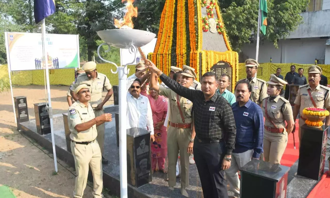 पुलिस स्मृति दिवस: आदिलाबाद कलेक्टर, एसपी ने पुलिस शहीदों के परिवारों को सहायता का आश्वासन दिया