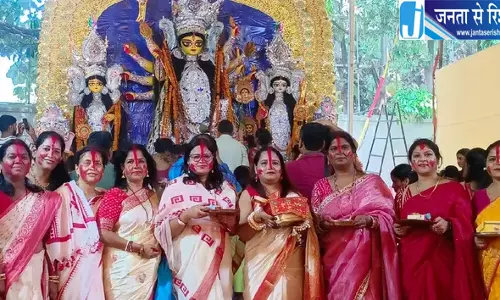 जमशेदपुर में बेटी की तरह हुई मां दुर्गा की विदाई जमशेदपुर में बेटी की तरह हुई मां दुर्गा की विदाई