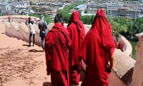 दलाई लामा की तस्वीरें और धार्मिक वीडियो मिलने के बाद तिब्बती भिक्षु पर कार्रवाई