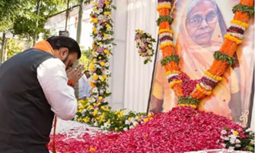 बस्ती पहुंचे बिहार के CM सम्राट चौधरी, हरीश द्विवेदी की मां को दी श्रद्धांजलि