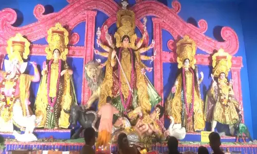 अगरतला में विजयादशमी की धूम, सिंदूर खेला में झूमीं महिलाएं अगरतला में विजयादशमी की धूम, सिंदूर खेला में झूमीं महिलाएं