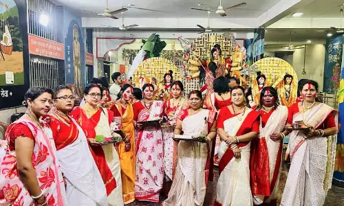 सुहागिनों ने सिंदूर खेलकर माँ दुर्गा को दी विदाई