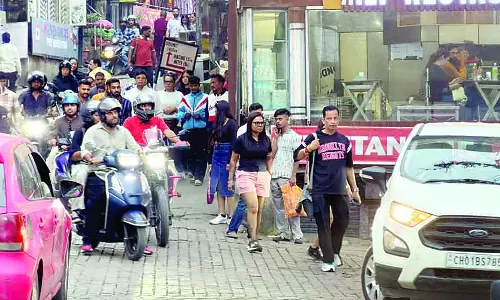धौलाधार की पहाडिय़ों ने खींचे सैलानी, धर्मशाला में लौटी रौनक धौलाधार की पहाडिय़ों ने खींचे सैलानी, धर्मशाला में लौटी रौनक