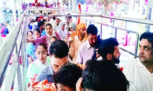 ज्वालामुखी-श्रीचामुंडा में भक्तों की कतारें ज्वालामुखी-श्रीचामुंडा में भक्तों की कतारें