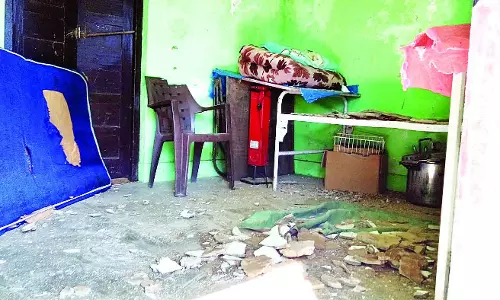नौहराधार सीएचसी में प्लास्टर गिरा, कर्मचारी घायल