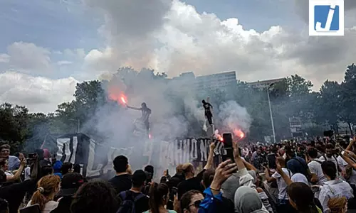 फ्रांस में हिंसक प्रदर्शनों से बिगड़े हालात, भारतीय दूतावास ने जारी की एडवाइजरी