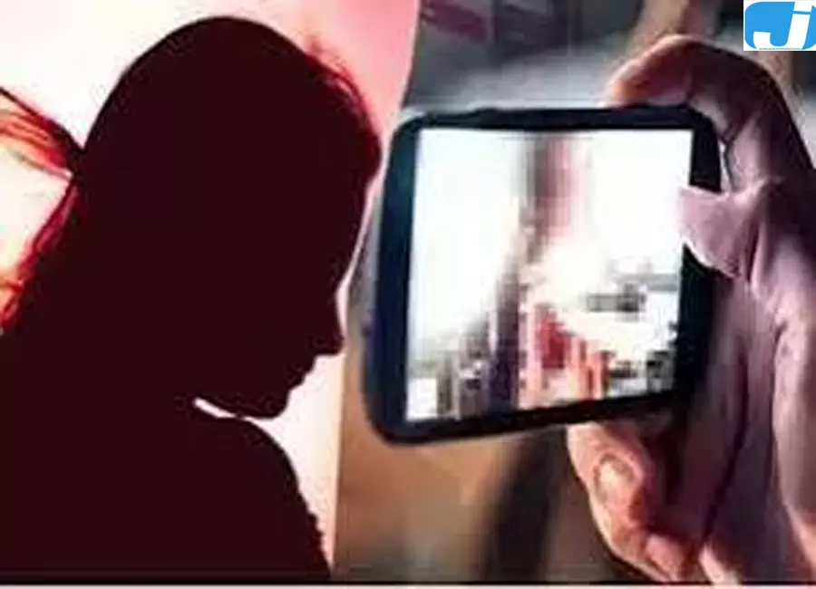 अश्लील वीडियो से ब्लैकमेल कर 4 करोड़ रुपये वसूले अश्लील वीडियो से ब्लैकमेल कर 4 करोड़ रुपये वसूले