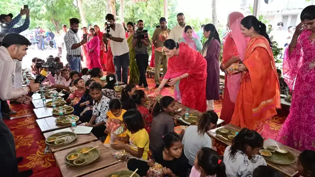 महानवमी पर दीया कुमारी ने निभाई परंपरा, कन्याओं का किया पूजन महानवमी पर दीया कुमारी ने निभाई परंपरा, कन्याओं का किया पूजन