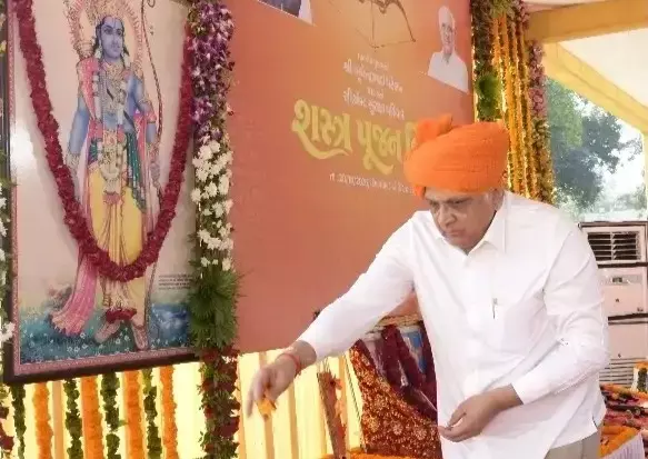 विजयादशमी पर गांधीनगर में मुख्यमंत्री ने निभाई शस्त्र पूजन की परंपरा विजयादशमी पर गांधीनगर में मुख्यमंत्री ने निभाई शस्त्र पूजन की परंपरा