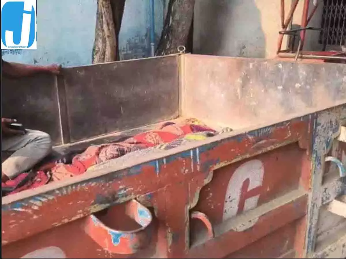 दहला दमोह! 3 बच्चों को कुएं में धकेलकर खुद भी कूदी मां, तीन की मौत दहला दमोह! 3 बच्चों को कुएं में धकेलकर खुद भी कूदी मां, तीन की मौत
