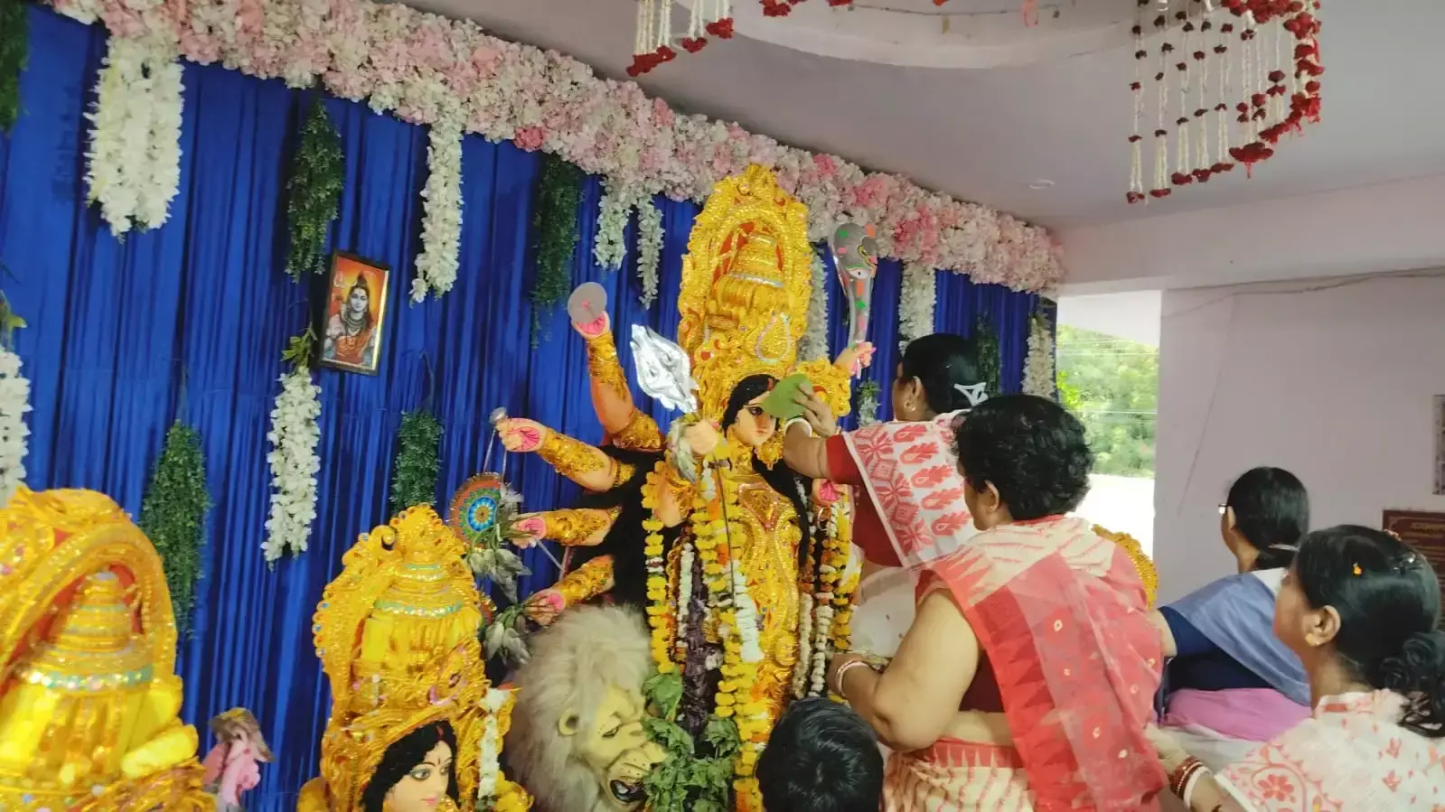 बंगाली महिलाओं ने सिंदूर खेला के जरिए निभाई सदियों पुरानी परंपरा बंगाली महिलाओं ने सिंदूर खेला के जरिए निभाई सदियों पुरानी परंपरा