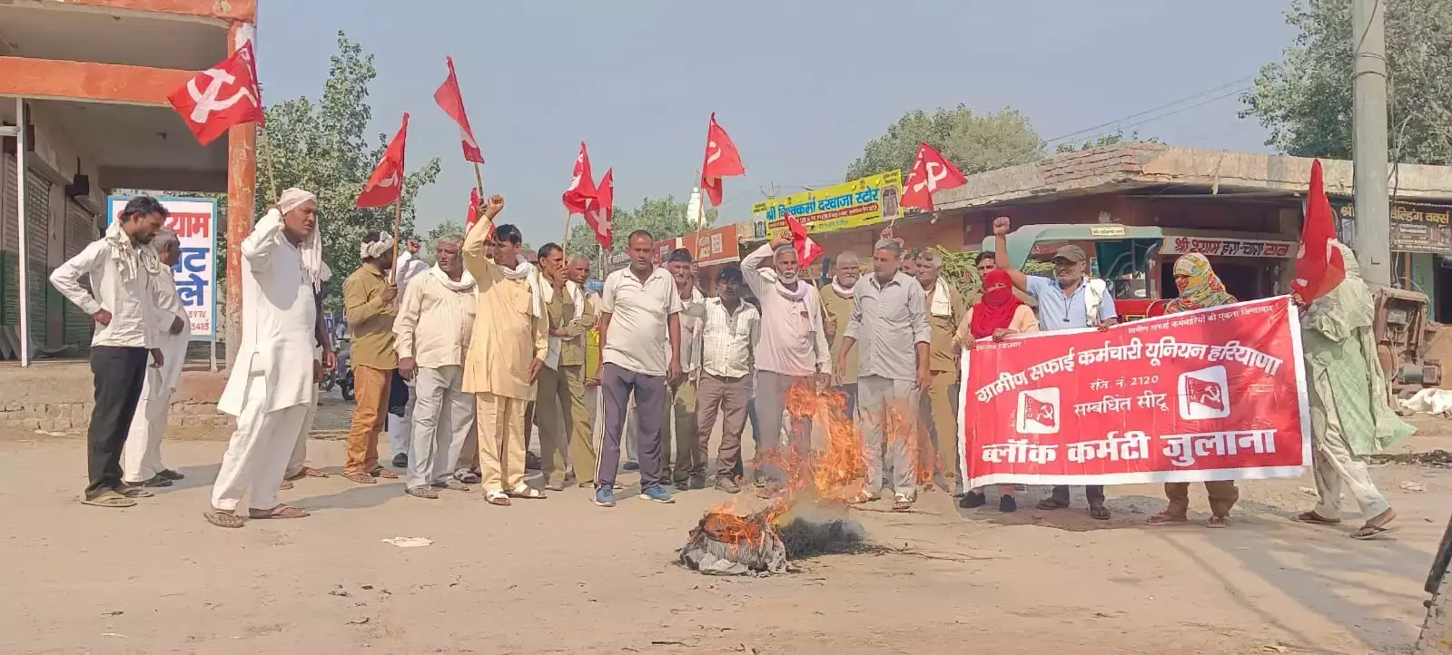 वेतन भुगतान में देरी से नाराज सफाई कर्मचारियों का प्रदर्शन वेतन भुगतान में देरी से नाराज सफाई कर्मचारियों का प्रदर्शन