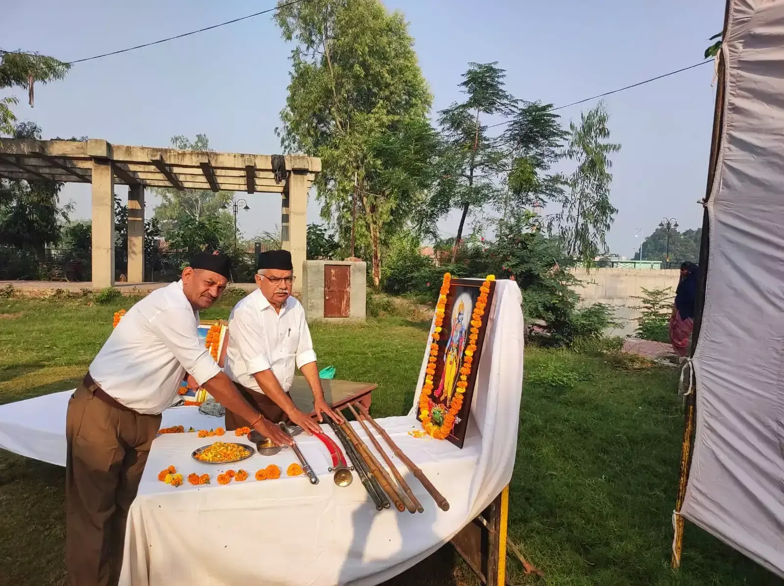 शस्त्र पूजन कार्यक्रम के बाद अनुशासित कदमों से निकले संघ स्वयंसेवक शस्त्र पूजन कार्यक्रम के बाद अनुशासित कदमों से निकले संघ स्वयंसेवक