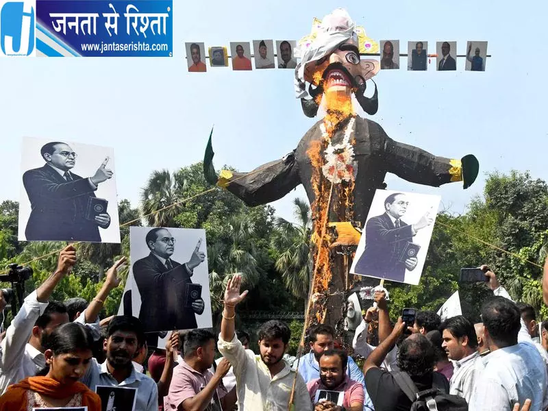 NSUI ने फूंका सियासी रावण, मोदी-शाह और CEC ज्ञानेश कुमार के चेहरे लगाए NSUI ने फूंका सियासी रावण, मोदी-शाह और CEC ज्ञानेश कुमार के चेहरे लगाए