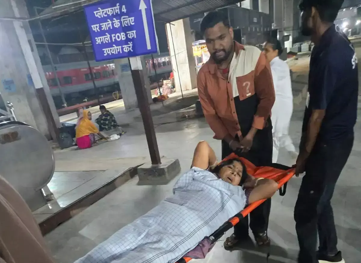 रेलवे कर्मचारियों की फुर्ती से टला बड़ा हादसा, सुरक्षित बची महिला रेलवे कर्मचारियों की फुर्ती से टला बड़ा हादसा, सुरक्षित बची महिला