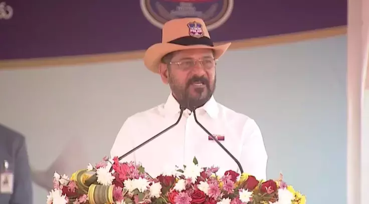तेलंगाना 2028 तक सभी पुलिस रिक्तियों को भर देगा: रेवंत रेड्डी तेलंगाना 2028 तक सभी पुलिस रिक्तियों को भर देगा: रेवंत रेड्डी