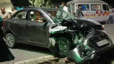 दशहरा मेले से लौट रहे लोगों को कार ने मारी टक्कर, 6 घायल दशहरा मेले से लौट रहे लोगों को कार ने मारी टक्कर, 6 घायल