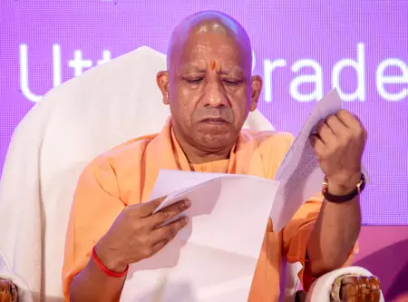 संवेदनशील व्यवहार के साथ करें हर पीड़ित की सहायता, जनता दर्शन में मुख्यमंत्री योगी ने दिए अधिकारियों को निर्देश संवेदनशील व्यवहार के साथ करें हर पीड़ित की सहायता, जनता दर्शन में मुख्यमंत्री योगी ने दिए अधिकारियों को निर्देश