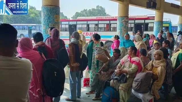 पंजाब में हजारों बसों का चक्का जाम, रोडवेज कर्मचारियों की हड़ताल से यात्री परेशान पंजाब में हजारों बसों का चक्का जाम, रोडवेज कर्मचारियों की हड़ताल से यात्री परेशान