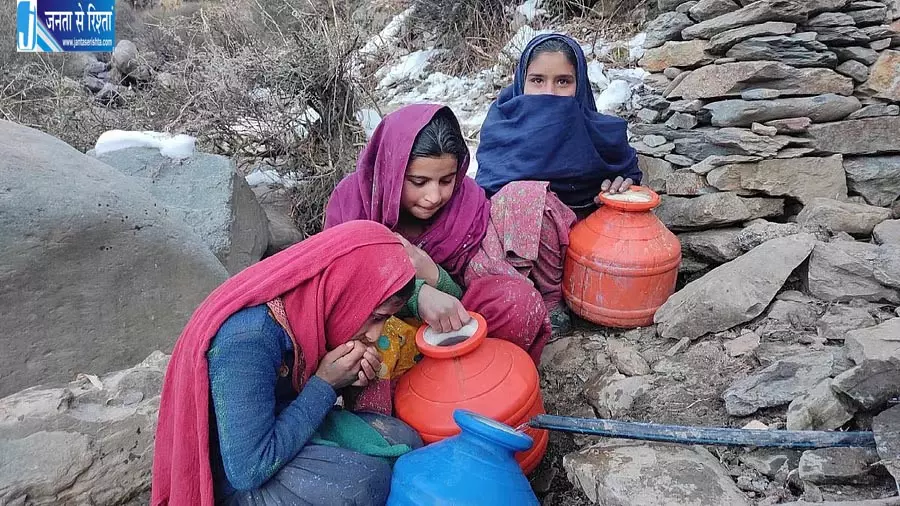 कश्मीर में पानी के लिए जूझ रहीं ग्रामीण महिलाएं, 95 फीसदी ने बताई शारीरिक और मानसिक थकान कश्मीर में पानी के लिए जूझ रहीं ग्रामीण महिलाएं, 95 फीसदी ने बताई शारीरिक और मानसिक थकान