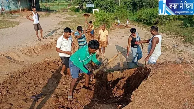 सड़क की बदहाली से परेशान ग्रामीणों ने खुद उठाए औजार सड़क की बदहाली से परेशान ग्रामीणों ने खुद उठाए औजार