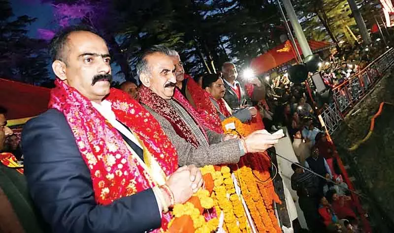 सीएम सुक्खू ने रिमोट का बटन दबाकर किया रावण दहन सीएम सुक्खू ने रिमोट का बटन दबाकर किया रावण दहन