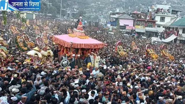 कुल्लू दशहरा का भव्य आगाज, भगवान रघुनाथ की रथयात्रा में उमड़ा आस्था का सैलाब कुल्लू दशहरा का भव्य आगाज, भगवान रघुनाथ की रथयात्रा में उमड़ा आस्था का सैलाब