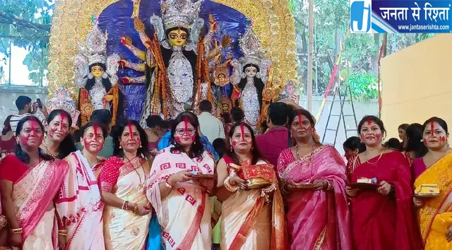 जमशेदपुर में बेटी की तरह हुई मां दुर्गा की विदाई जमशेदपुर में बेटी की तरह हुई मां दुर्गा की विदाई