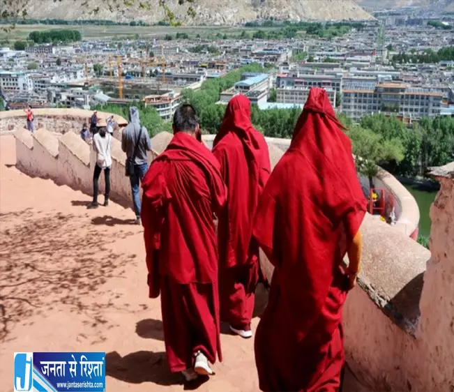 दलाई लामा की तस्वीरें और धार्मिक वीडियो मिलने के बाद तिब्बती भिक्षु पर कार्रवाई दलाई लामा की तस्वीरें और धार्मिक वीडियो मिलने के बाद तिब्बती भिक्षु पर कार्रवाई