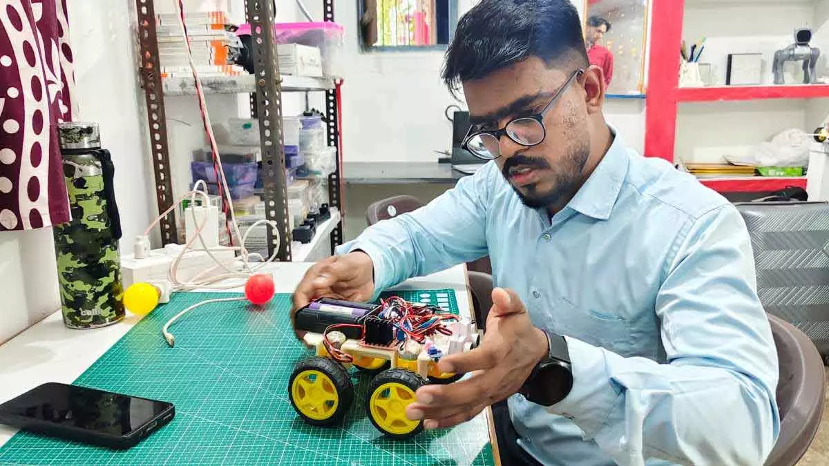 किसान परिवार के देवव्रत सिन्हा ने चुनी अलग राह, घर में बनाई AI लैब किसान परिवार के देवव्रत सिन्हा ने चुनी अलग राह, घर में बनाई AI लैब