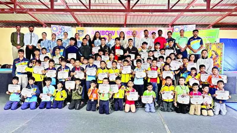 रेनबो वल्र्ड स्कूल में जिम्नास्ट का शानदार प्रदर्शन रेनबो वल्र्ड स्कूल में जिम्नास्ट का शानदार प्रदर्शन