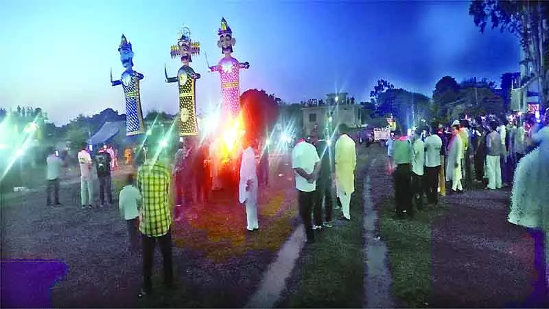 कांगड़ा में धू-धू कर जली बुराई कांगड़ा में धू-धू कर जली बुराई