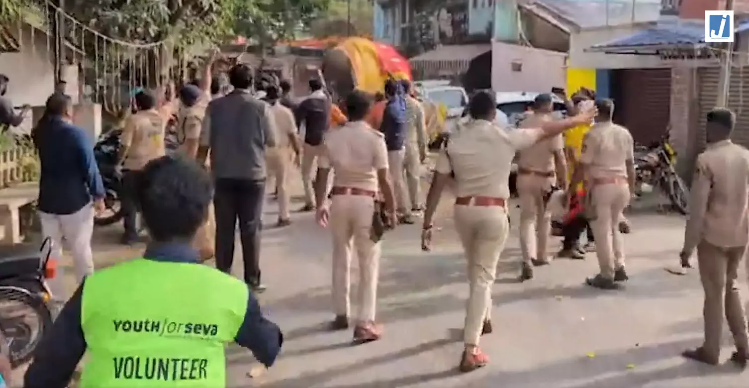दशहरा जुलूस में बेकाबू हुआ हाथी, सड़क पर मचाई अफरा-तफरी, कई वाहन क्षतिग्रस्त दशहरा जुलूस में बेकाबू हुआ हाथी, सड़क पर मचाई अफरा-तफरी, कई वाहन क्षतिग्रस्त