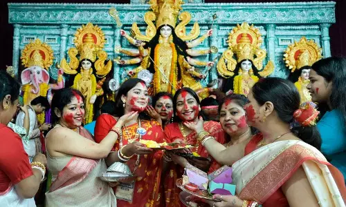 सिंदूर खेला और विसर्जन के साथ दिल्ली में दुर्गा पूजा का समापन