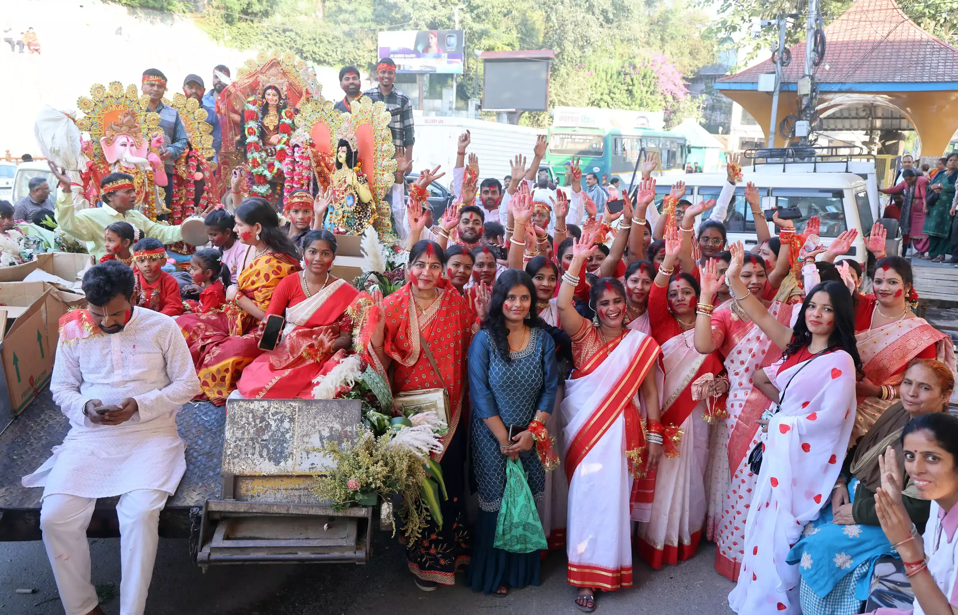 दुर्गा मां के जयकारों से गूंजा मंडी, शोभायात्रा के बाद प्रतिमा विसर्जन