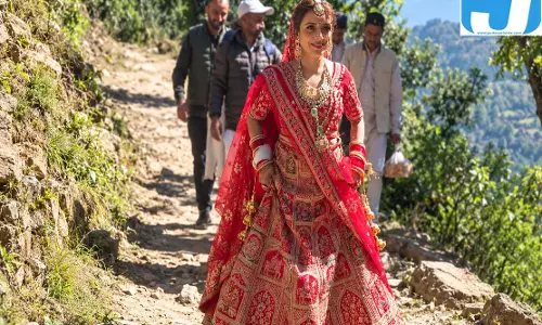 चार घंटे पैदल चलकर ससुराल पहुंची दुल्हन, सीएम से बोलीं—सड़क बनवा दो धामी जी