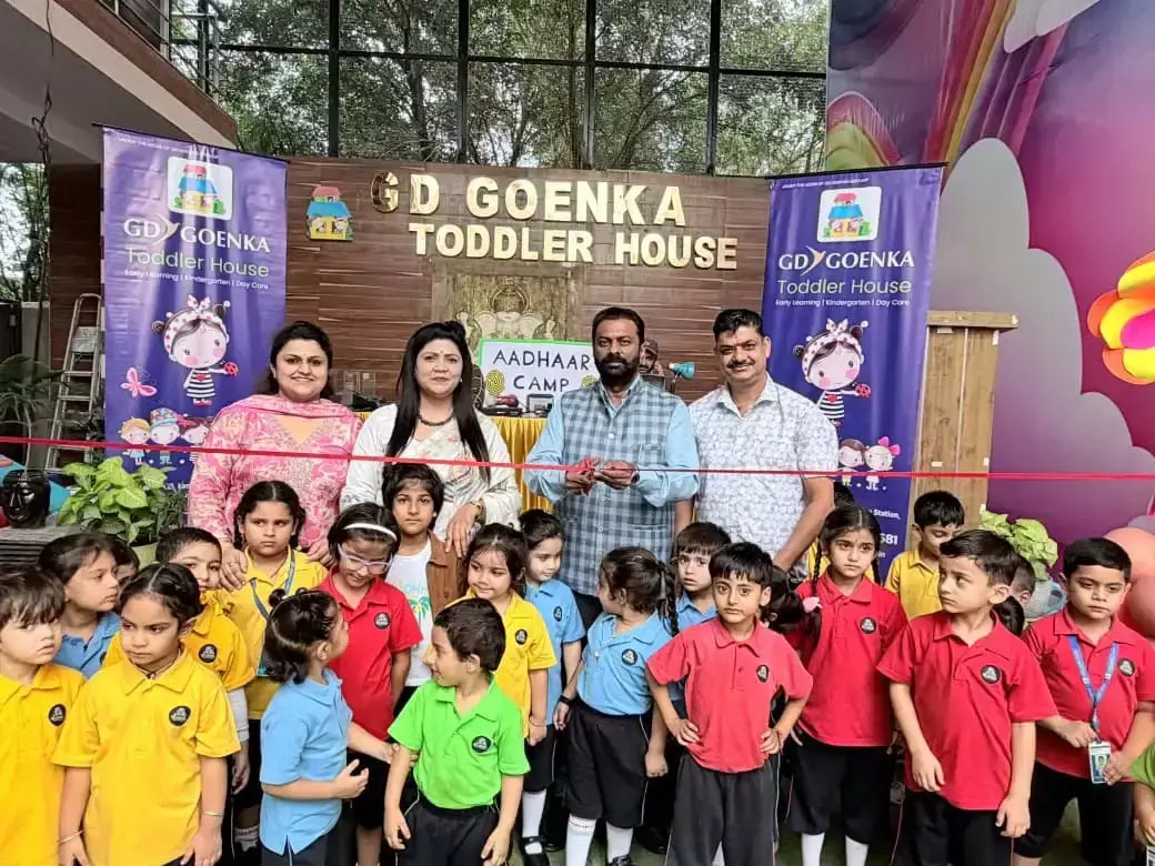 विद्यार्थियों के आधार पंजीकरण के लिए स्कूल में शिविर लगाया
