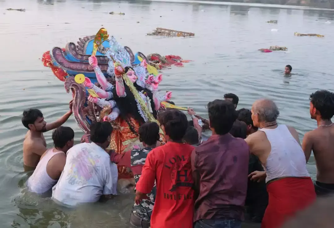 श्रद्धा और पारंपरिक उत्साह के बीच दुर्गाबाड़ी में दुर्गा प्रतिमा विसर्जन श्रद्धा और पारंपरिक उत्साह के बीच दुर्गाबाड़ी में दुर्गा प्रतिमा विसर्जन