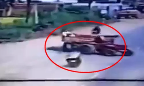पलक झपकते ही चली गई युवक की जान, सड़क हादसे का VIDEO आया सामने