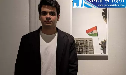 दिल्ली की प्रदर्शनी में विवाद, प्रियंका के बेटे की तस्वीरें हटाई गईं दिल्ली की प्रदर्शनी में विवाद, प्रियंका के बेटे की तस्वीरें हटाई गईं