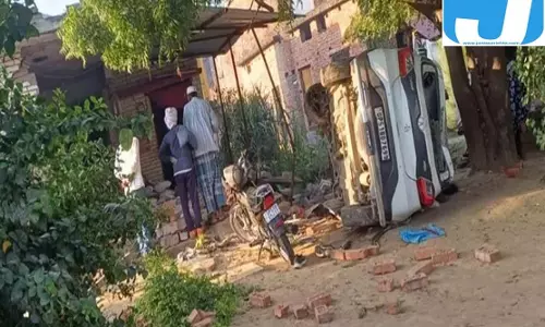 दो बाइकों को चपेट में लेकर मकान से टकराई कार, चार लोग घायल दो बाइकों को चपेट में लेकर मकान से टकराई कार, चार लोग घायल