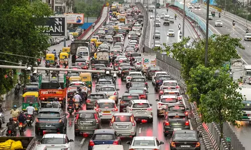 दिल्ली-NCR में बढ़ा प्रदूषण, ग्रैप-1 लागू होते ही बसों पर सख्त पाबंदी