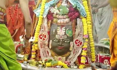 पापांकुशा एकादशी पर बाबा महाकाल का भव्य शृंगार, भस्म आरती में बड़ी संख्या में शामिल हुए श्रद्धालु पापांकुशा एकादशी पर बाबा महाकाल का भव्य शृंगार, भस्म आरती में बड़ी संख्या में शामिल हुए श्रद्धालु