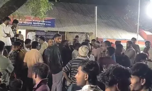 दुर्गा प्रतिमा विसर्जन जुलूस में घर पर गुलाल गिरने के बाद विवाद, आरोपियों की तलाश जारी दुर्गा प्रतिमा विसर्जन जुलूस में घर पर गुलाल गिरने के बाद विवाद, आरोपियों की तलाश जारी