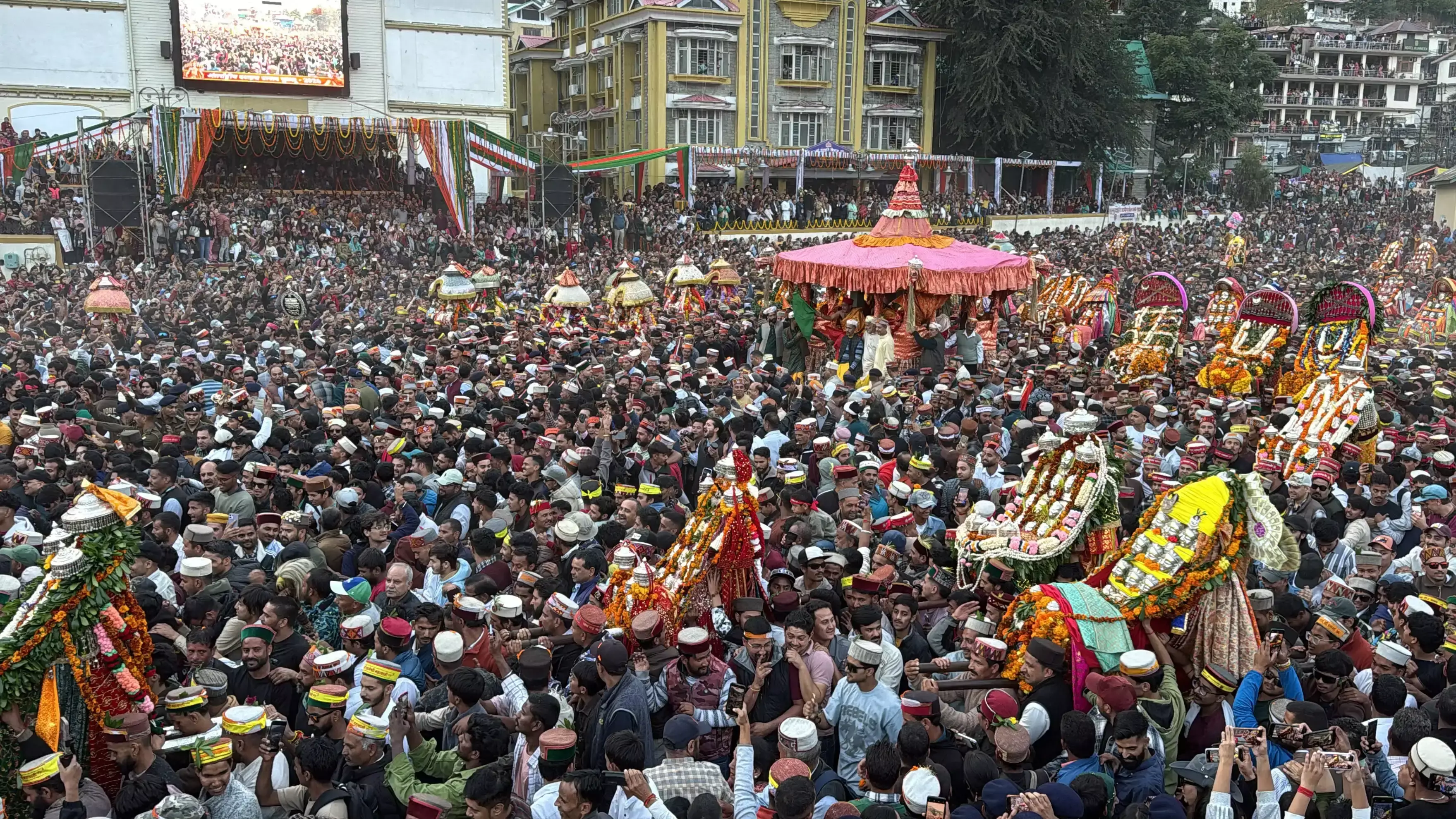 देवभूमि में गूंजे जयकारे, भव्य रथयात्रा के साथ कुल्लू दशहरा शुरू