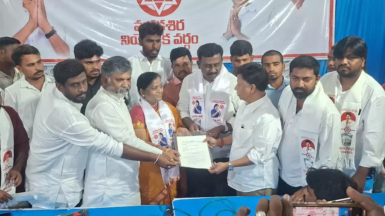 Andhra: मदकासिरा में टीडी नेता की पत्नी को जन सेना का उम्मीदवार बनाया गया Andhra: मदकासिरा में टीडी नेता की पत्नी को जन सेना का उम्मीदवार बनाया गया