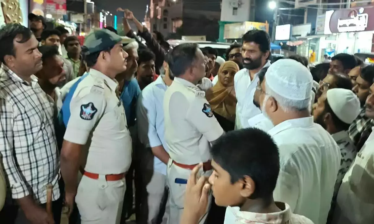 YSRC एमएलसी ने नेल्लोर में गिरफ्तार अल्पसंख्यक नेता के परिवार से मुलाकात की YSRC एमएलसी ने नेल्लोर में गिरफ्तार अल्पसंख्यक नेता के परिवार से मुलाकात की