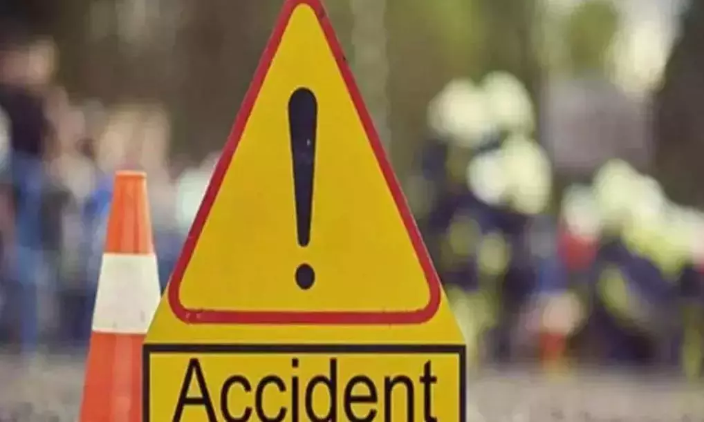 Andhra: काकीनाडा के पास तेज रफ्तार स्कॉर्पियो की चपेट में आने से 4 भवानी भक्तों की मौत Andhra: काकीनाडा के पास तेज रफ्तार स्कॉर्पियो की चपेट में आने से 4 भवानी भक्तों की मौत
