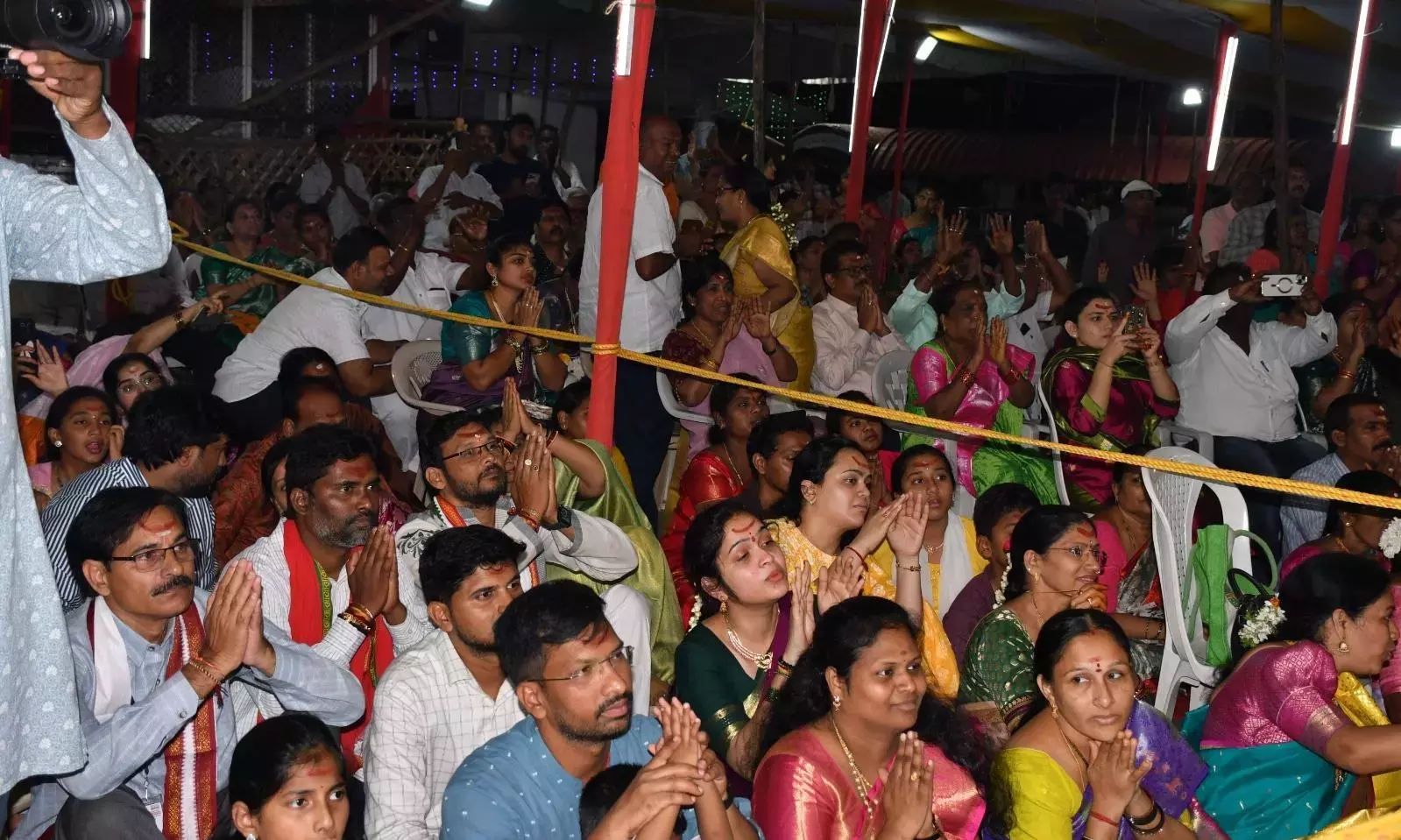 Telangana: वारंगल में भद्रकाली-भद्रेश्वर कल्याणम भक्तों को मंत्रमुग्ध कर देता है Telangana: वारंगल में भद्रकाली-भद्रेश्वर कल्याणम भक्तों को मंत्रमुग्ध कर देता है