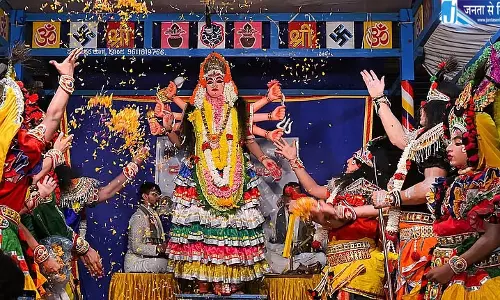 सांप्रदायिक सौहार्द की अनोखी मिसाल, मुस्लिम महिला ने मंदिर में निभाया मां दुर्गा का किरदार